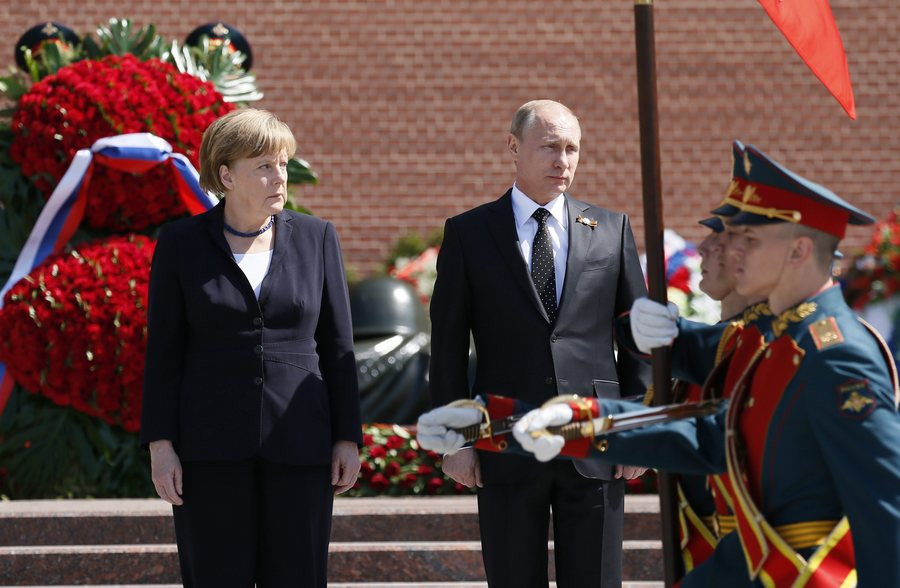 Μέρκελ και Πούτιν κατέθεσαν μαζί στεφάνι για τη νίκη επί των ναζί