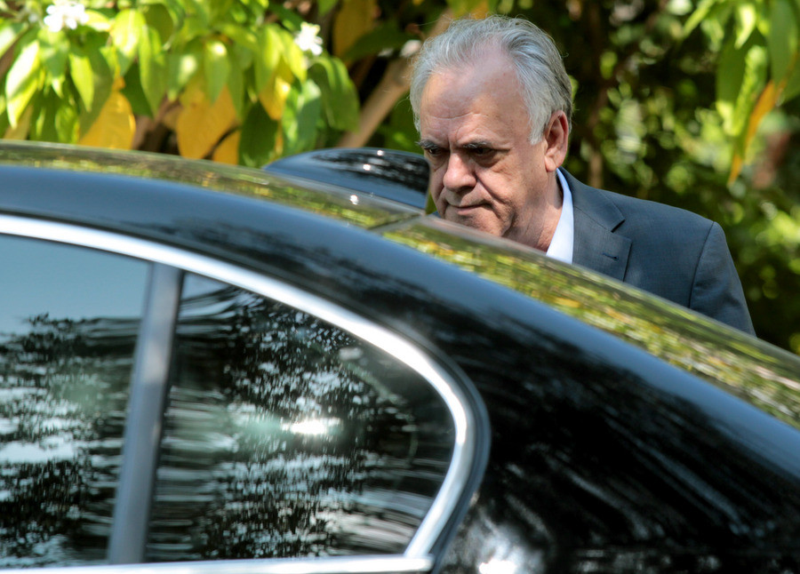 Ο Δραγασάκης διαψεύδει ότι χρησιμοποιεί το αυτοκίνητο των 750.000 ευρώ του Βενιζέλου