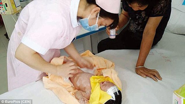 Μωρό επέζησε οκτώ ημέρες θαμμένο σε δάσος στη Κίνα