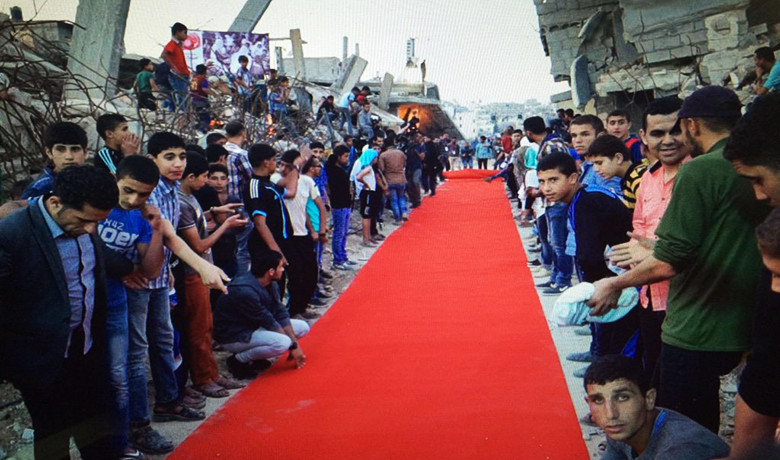 Στα ερείπια της Γάζας έστρωσαν το κόκκινο χαλί