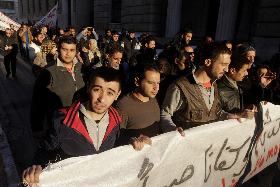 Διαμαρτυρία Σύρων προσφύγων έξω από το αρχηγείο της ΕΛ.ΑΣ.