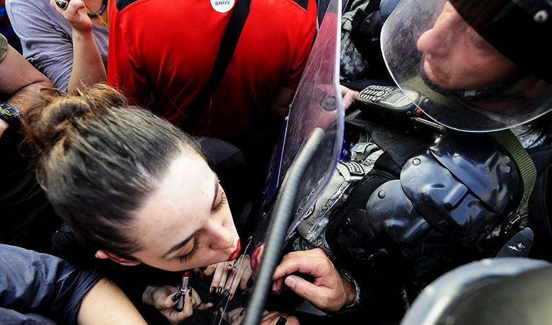 Η ιστορία της διαδηλώτριας που φίλησε τα ΜΑΤ