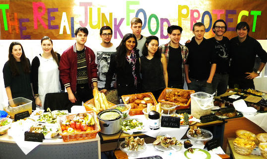 The Real Junk Food Project : Το κίνημα που έχει προσφέρει 35 τόνους φαγητό σε 20.000 ανθρώπους και συνεχίζει [Bίντεο]