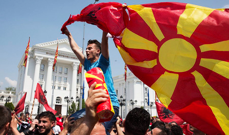 «Γκρουέφσκι παραιτήσου» φώναξαν χιλιάδες στην αντικυβερνητική διαδήλωση στα Σκόπια