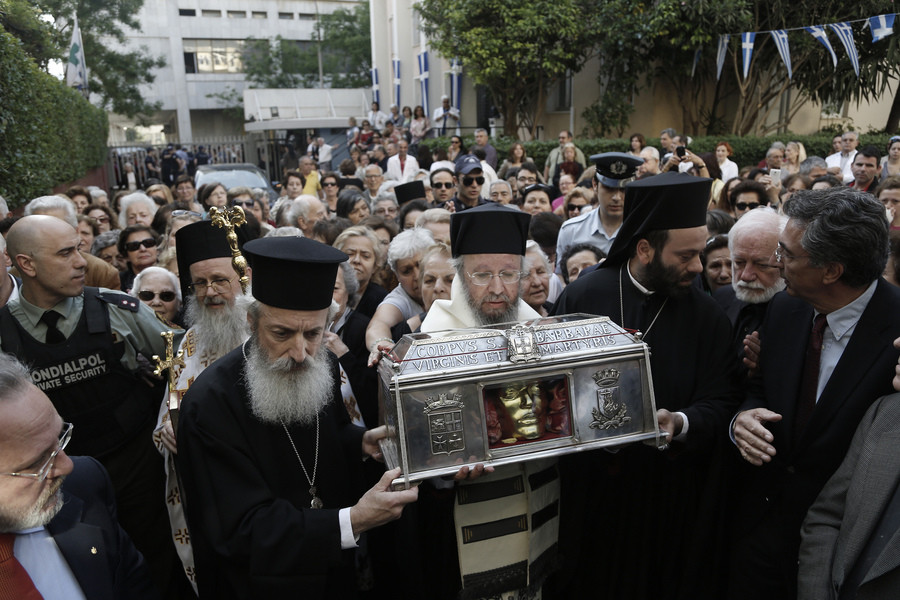 Βουλευτές του ΣΥΡΙΖΑ «τα ψέλνουν» για το Άγιο Φως και τα λείψανα