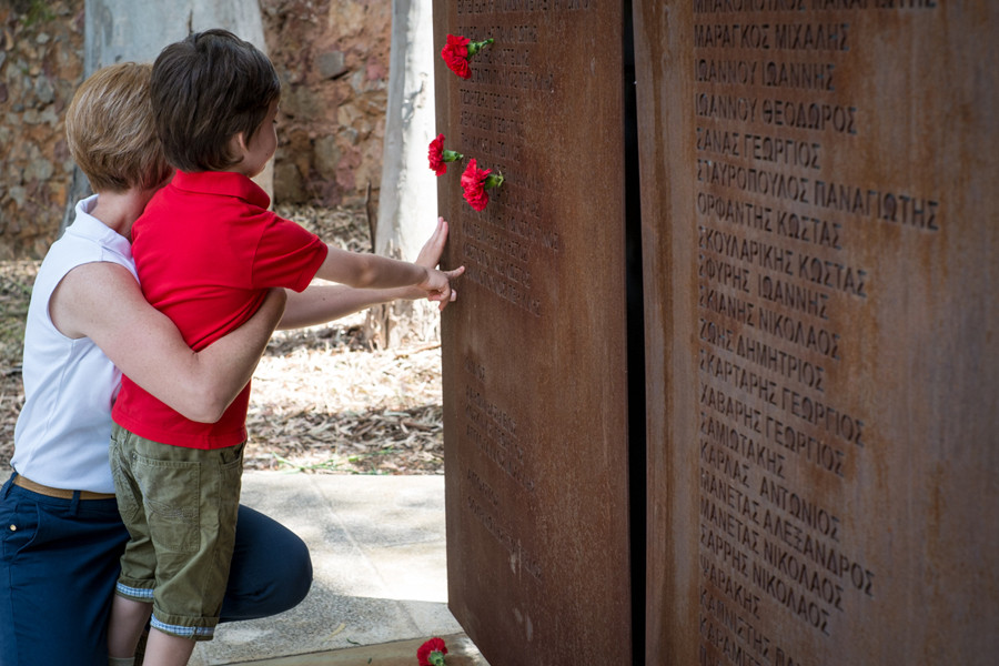 Φωτορεπορτάζ: Κόκκινα γαρίφαλα τιμής στο μνημείο εκτελεσμένων του «Σωτηρία»
