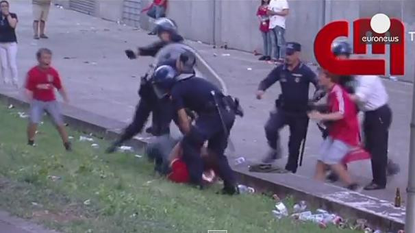 Πορτογαλία: Αστυνομικοί ξυλοκόπησαν οπαδό μπροστά στο παιδί του [ΒΙΝΤΕΟ]