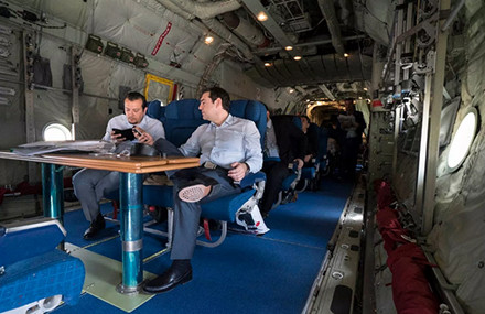 «Απόβαση» Τσίπρα στη Ρίγα με C-130 [Φωτογραφίες]