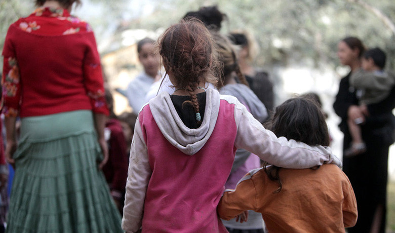 Σπάρτη: Οσμή παράνομων υιοθεσιών μετά τον εντοπισμό δύο παιδιών σε καταυλισμό Ρομά