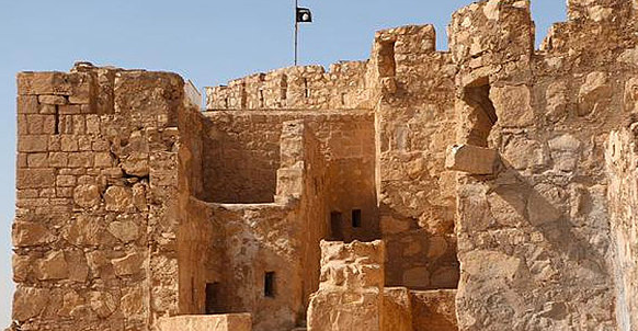 Η μαύρη σημαία του Ισλαμικού Κράτους στην αρχαία ακρόπολη της Παλμύρας στη Συρία