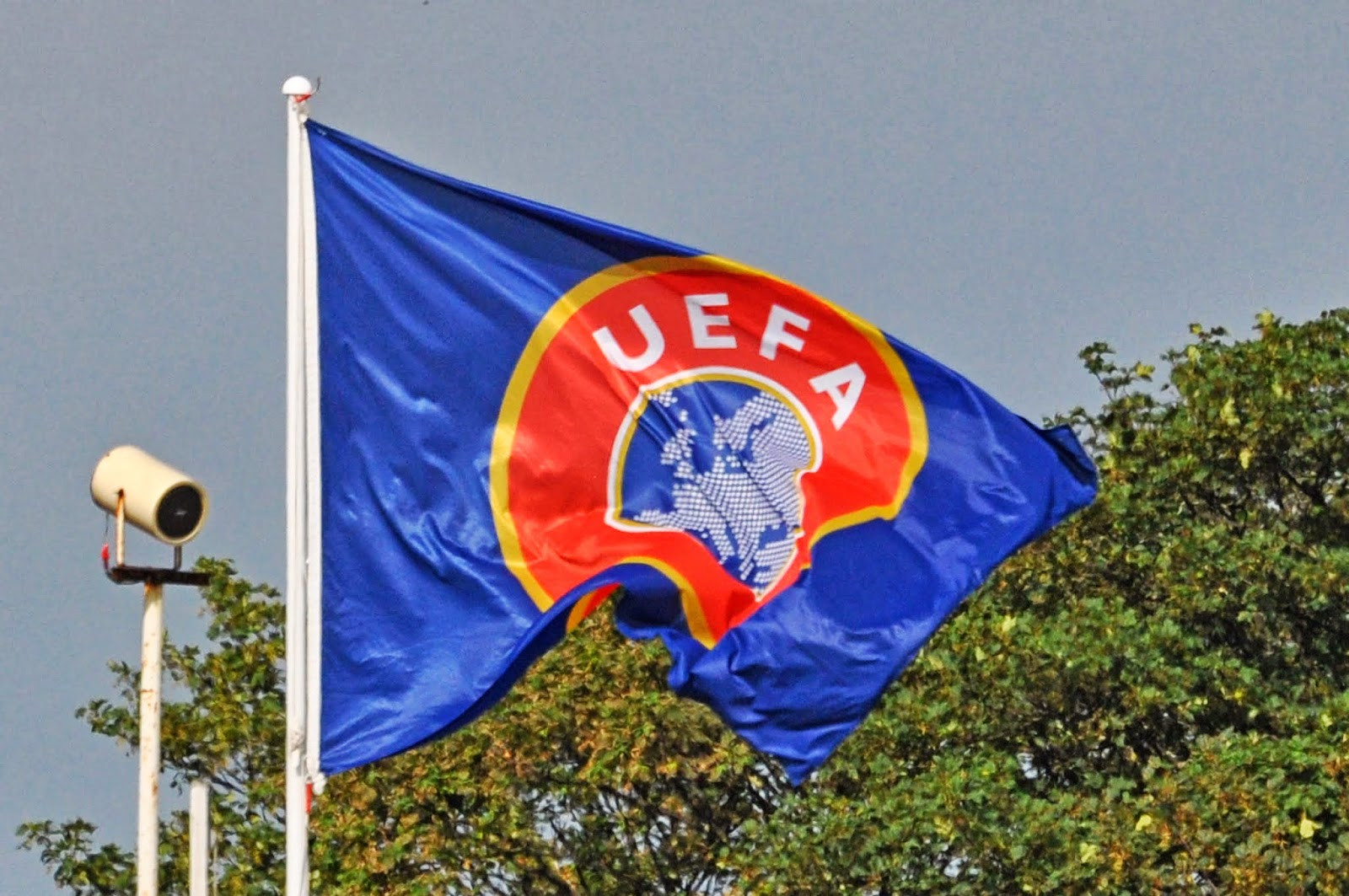 H UEFA ζητάει την αναβολή των εκλογών στη FIFA και βγάζει «κόκκινη κάρτα»
