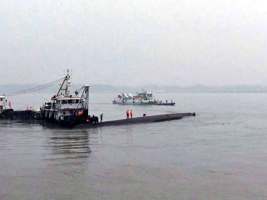 Πλοίο με 458 τουρίστες βυθίστηκε σε ποταμό στην Κίνα [ΦΩΤΟΓΡΑΦΙΕΣ]