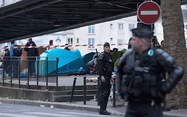 Παρίσι: Η αστυνομία διαλύει καταυλισμό μεταναστών σε γέφυρα του μετρό [ΦΩΤΟΓΡΑΦΙΕΣ]