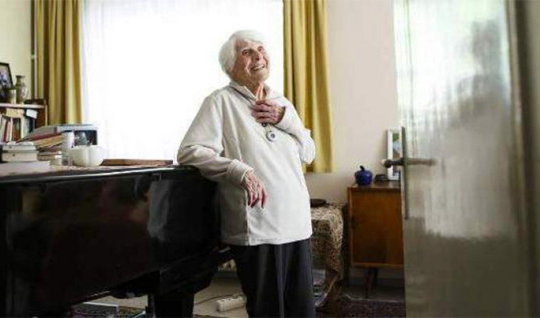 Επέστρεψαν σε παιδίατρο 102 ετών το διδακτορικό που της είχαν στερήσει οι Ναζί