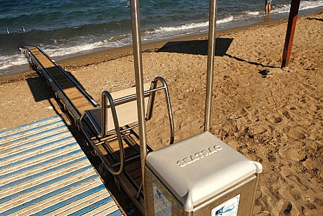 Ράμπες προσβασιμότητας ατόμων με αναπηρία σε παραλίες της Αττικής