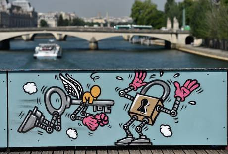 Παρίσι: Με γκράφιτι αντικαταστάθηκαν τα «λουκέτα της αγάπης» [ΒΙΝΤΕΟ+ΦΩΤΟΓΡΑΦΙΕΣ]