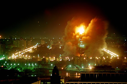Το ΝΑΤΟ βομβάρδισε την Γιουγκοσλαβία το 1999 για την «εδραίωση της ειρήνης»