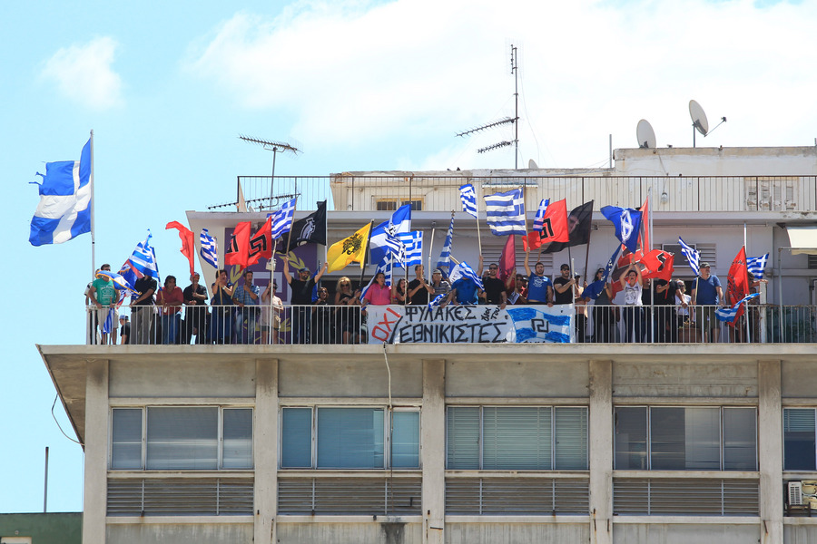 Πυροβολισμοί έξω από γραφεία της Χρυσής Αυγής