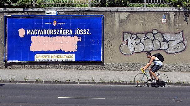 Φράχτης στα σύνορα Ουγγαρίας – Σερβίας: «Μετανάστες, δεν θα πάρετε τις δουλειές των Ούγγρων»