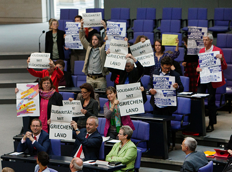 Ύψωσαν πλακάτ υπέρ της Ελλάδας μέσα στη γερμανική Βουλή [ΒΙΝΤΕΟ]