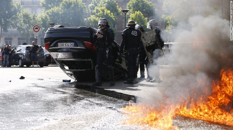 Οδηγοί ταξί κατά της υπηρεσίας Uber: Σοβαρά επεισόδια στη Γαλλία [ΦΩΤΟ+ΒΙΝΤΕΟ]