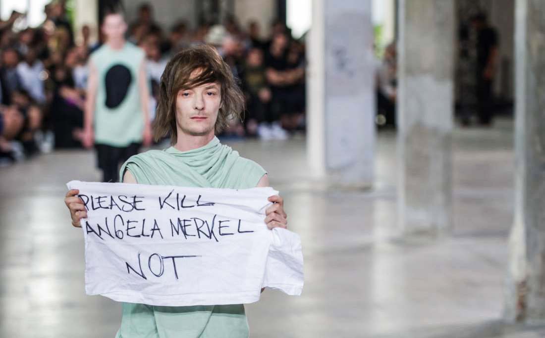 Διαμαρτυρία στην πασαρέλα: «Παρακαλώ σκοτώστε την Άνγκελα Μέρκελ»