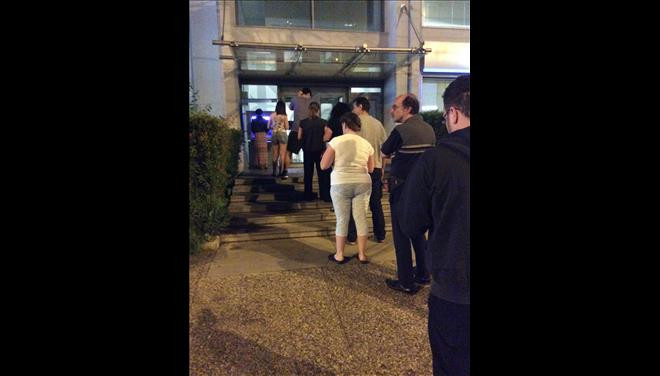 Φωτογραφίες στο διαδίκτυο με πολίτες στα ATM μετά την ανακοίνωση δημοψηφίσματος