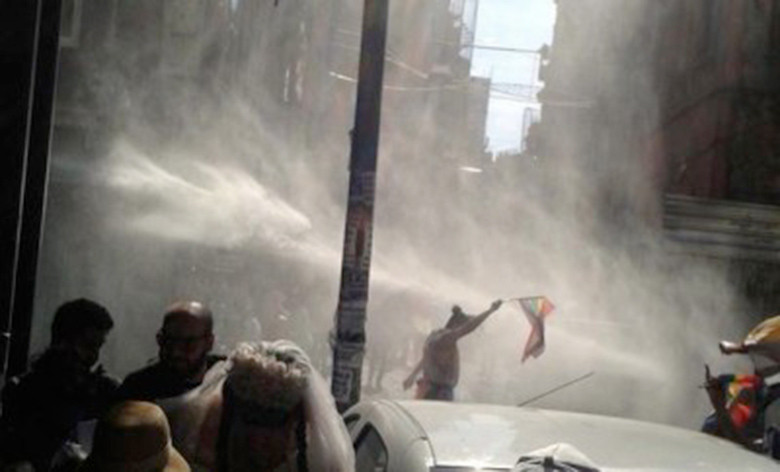 Βίαιη καταστολή του Gay Pride στην Κωνσταντινούπολη [ΒΙΝΤΕΟ]