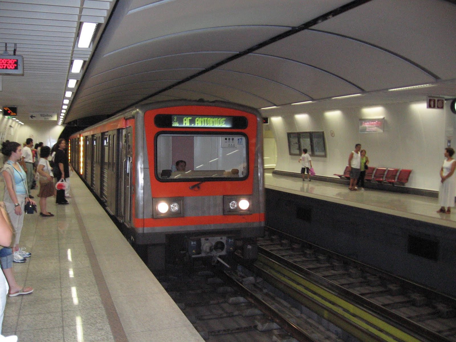 Απεγκλωβίστηκε γυναίκα που έπεσε στις γραμμές του Μετρό στη Δάφνη