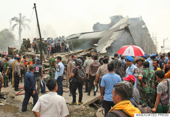 Στρατιωτικό αεροσκάφος έπεσε πάνω σε ξενοδοχείο στην Ινδονησία [BINTEO]