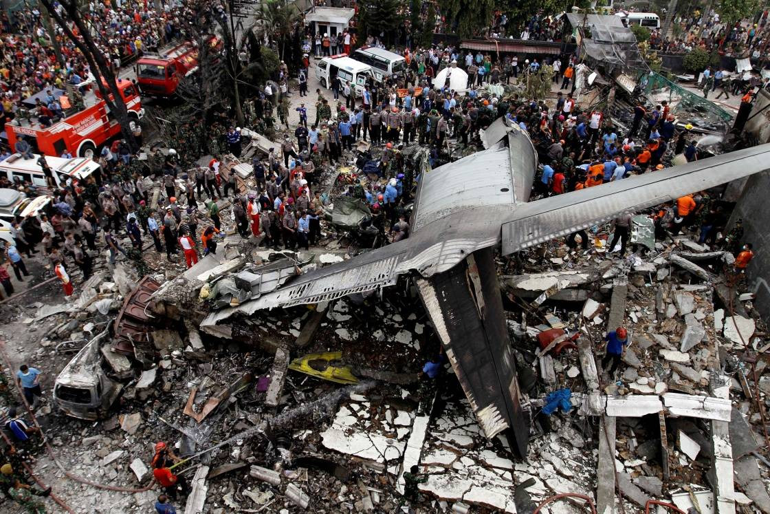 Ινδονησία: Τουλάχιστον 141 νεκροί στη συντριβή του στρατιωτικού αεροσκάφους [ΒΙΝΤΕΟ + ΦΩΤΟΓΡΑΦΙΕΣ]