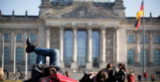 Διχασμένοι οι Γερμανοί για την παραμονή της Ελλάδας στην ευρωζώνη