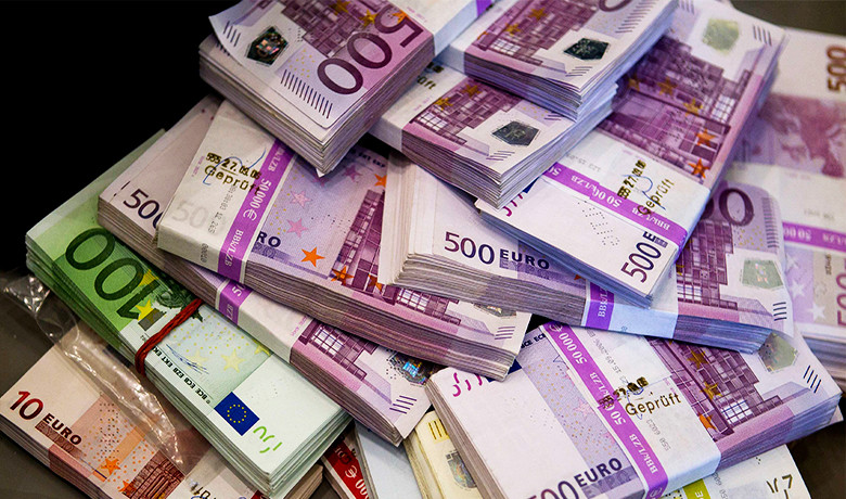 Καταγγελία: Πολιτικός του «ΝΑΙ» με κλειστές τράπεζες έβγαλε 1 εκ. ευρώ στο εξωτερικό