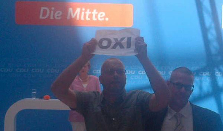 Έλληνες διαδηλωτές διέκοψαν ομιλία της Μέρκελ στο Βερολίνο [ΒΙΝΤΕΟ+ΦΩΤΟ]