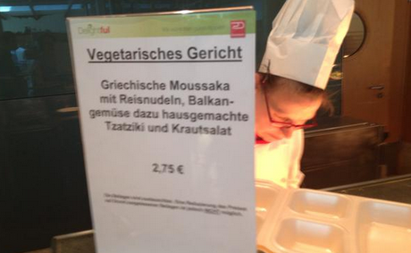Μουσακάς, τζατζίκι και σαλάτα λάχανο στο σημερινό μενού της… Bundestag