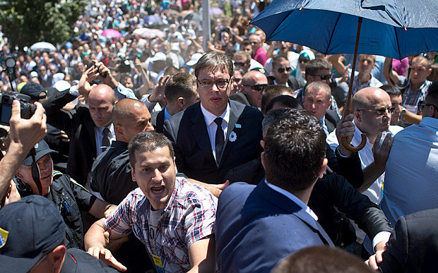 Επίθεση με πέτρες δέχθηκε ο Σέρβος πρόεδρος στη Σρεμπρένιτσα [ΦΩΤΟ+ΒΙΝΤΕΟ]