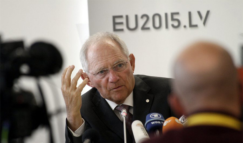 Αφού η Σύνοδος Κορυφής απέτρεψε το Grexit, ο Σόιμπλε πρότεινε «μίνι Grexit» στο Eurogroup