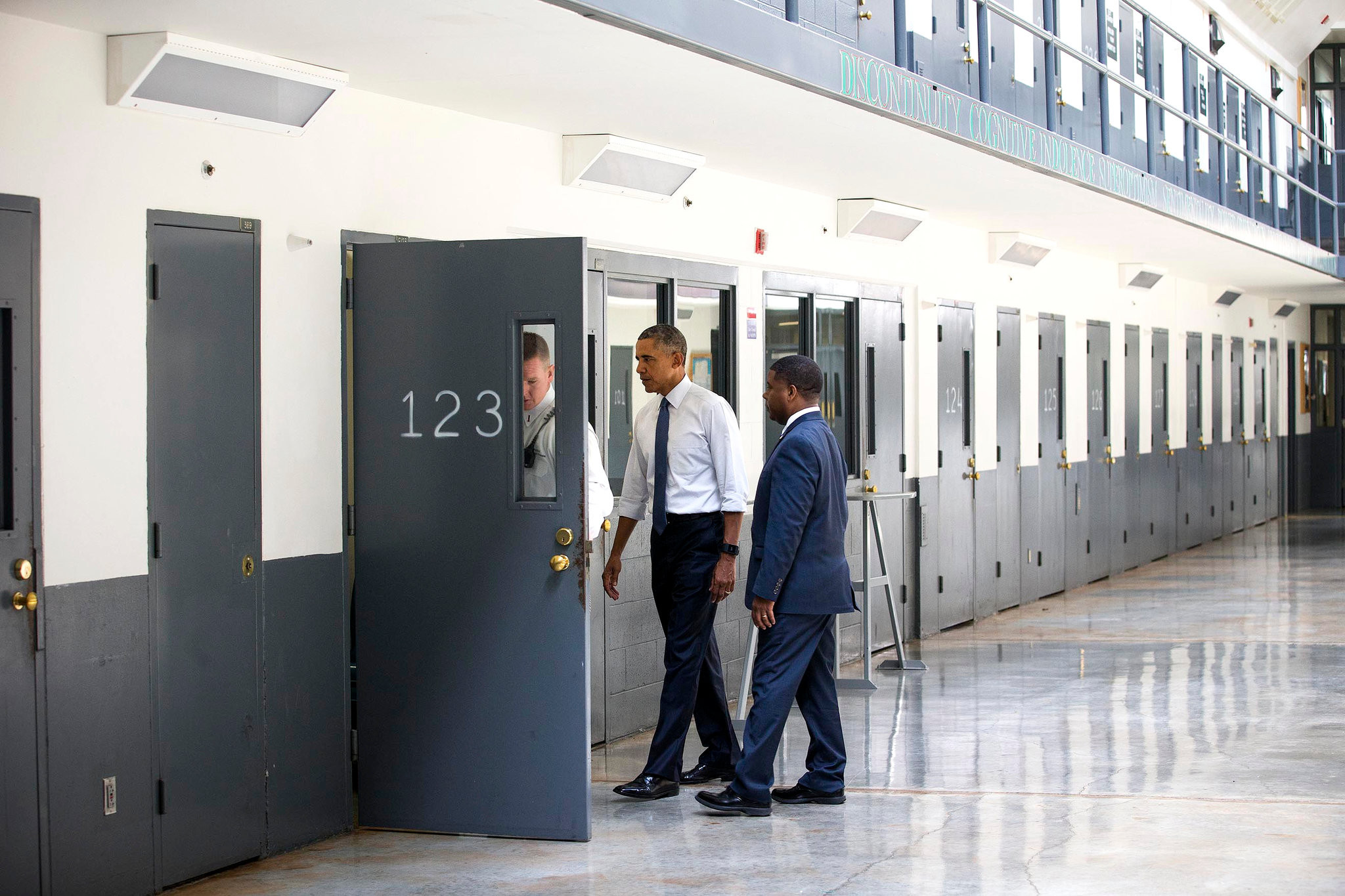 Μπαράκ Ομπάμα: Ο πρώτος εν ενεργεία πρόεδρος των ΗΠΑ που επισκέπτεται φυλακή