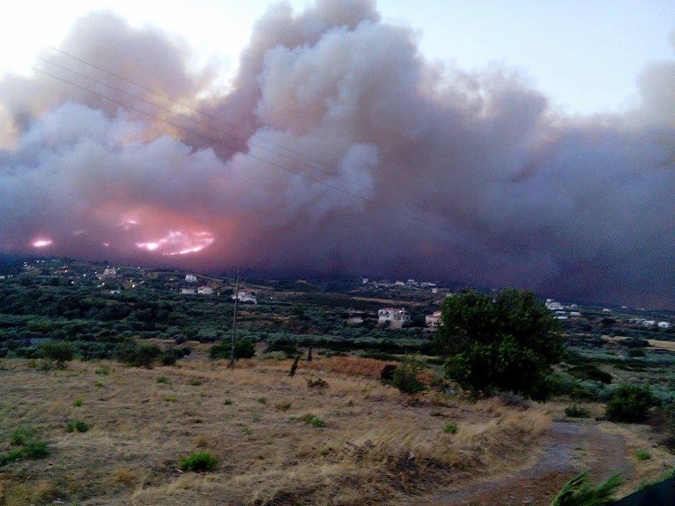 Ανεξέλεγκτη καίει η πυρκαγιά στη Λακωνία [ΒΙΝΤΕΟ]