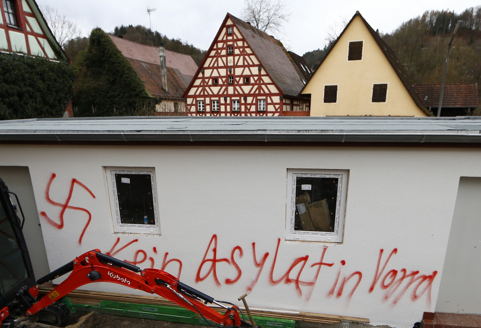 Σχεδόν καθημερινές οι επιθέσεις σε κέντρα προσφύγων στη Γερμανία