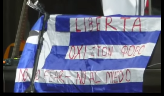 Με την ελληνική σημαία και σύνθημα την ελευθερία στη σκηνή ο Μάνου Τσάο