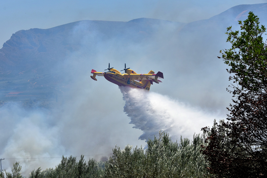 Μαίνονται οι φωτιές σε Ρόδο και Εύβοια – Καλύτερη η εικόνα στην Ηλεία