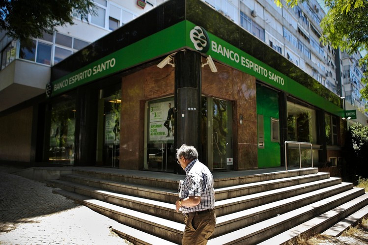 Η Πορτογαλία θέτει σε κατ’οίκον περιορισμό μεγαλοτραπεζίτη