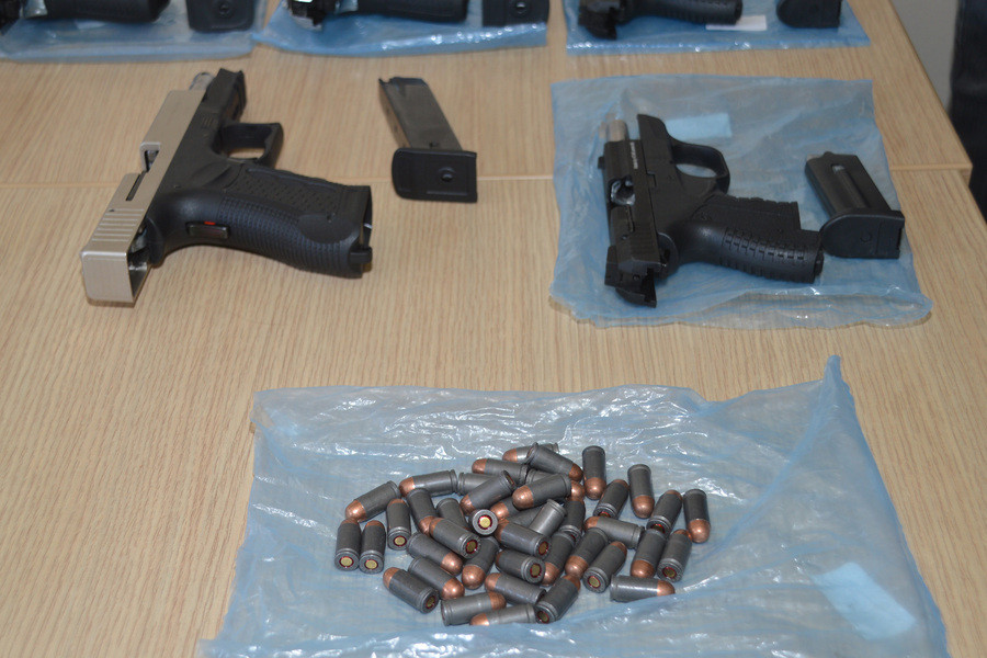 Δεκάδες όπλα βρήκε η αστυνομία σε «γιάφκες» σε Αττική, Πάτρα και Ηλεία