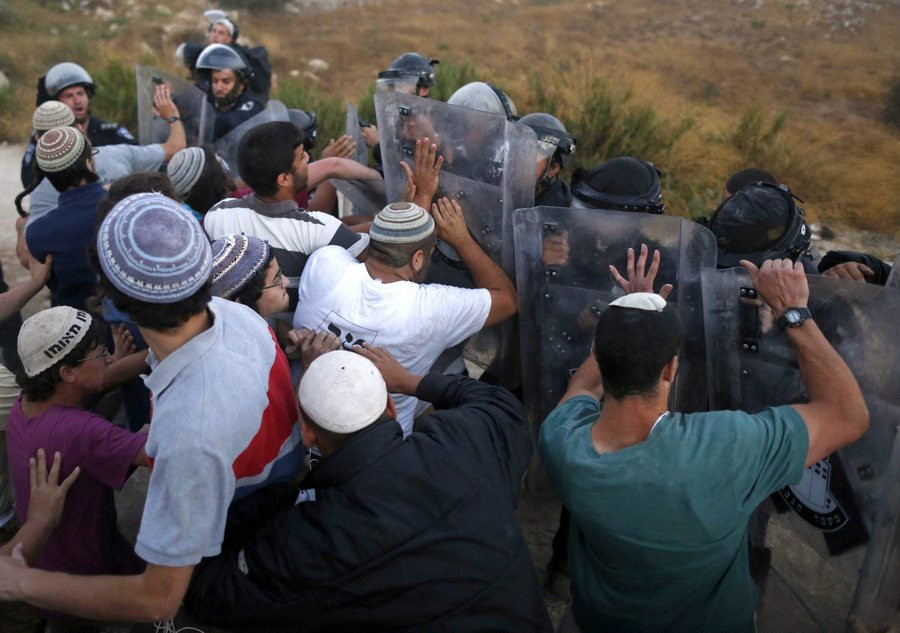 Επεισόδια μεταξύ εποίκων και ισραηλινής αστυνομίας στη Δυτική Όχθη [ΦΩΤΟΓΡΑΦΙΕΣ]