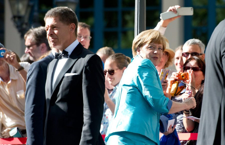 Κοντά στην αυτοδυναμία CDU – CSU «λόγω των χειρισμών Μέρκελ στην ελληνική κρίση»