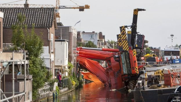 Ολλανδία: Γερανοί έπεσαν πάνω σε σπίτια [Βίντεο]