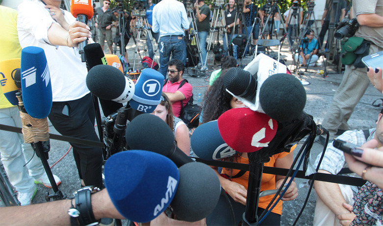 Καταγγελία εναντίον της ΕΛΑΣ για τη σύλληψη φωτορεπόρτερ και δημοσιογράφου