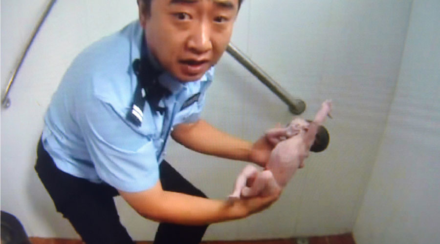 Κίνα: Πέταξαν νεογέννητο κοριτσάκι σε δημόσιες τουαλέτες [ΒΙΝΤΕΟ]