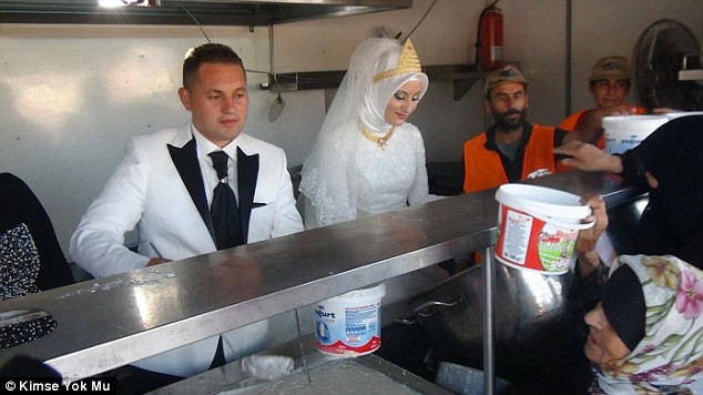 Τουρκία: Νεόνυμφοι πέρασαν την ημέρα του γάμου τους δίνοντας φαγητό σε 4.000 Σύρους πρόσφυγες